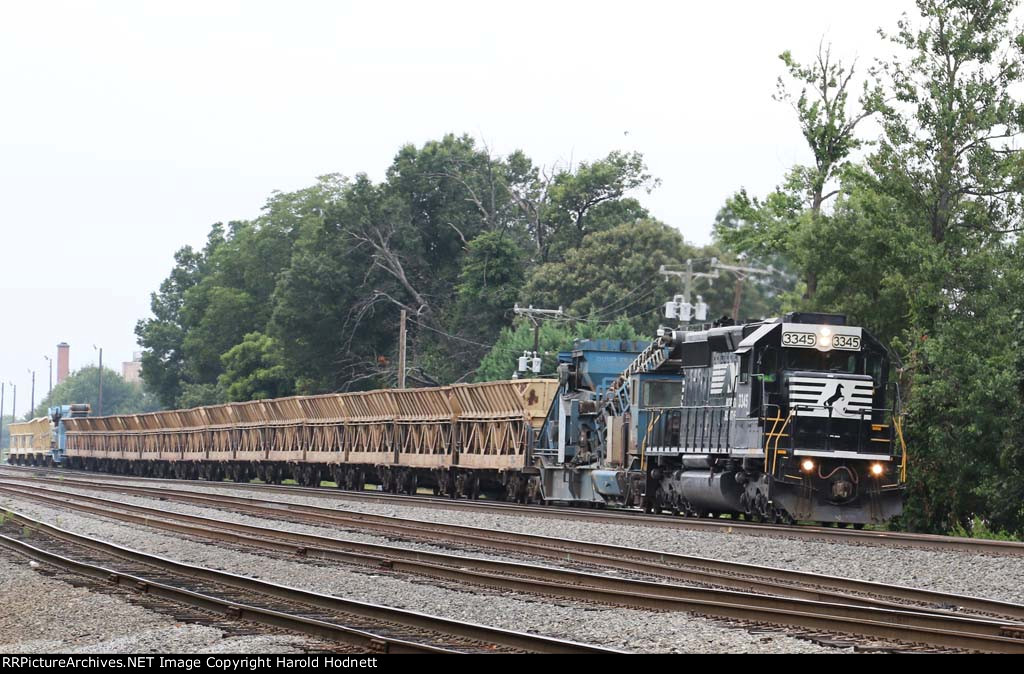 NS 3345 leads train 90J